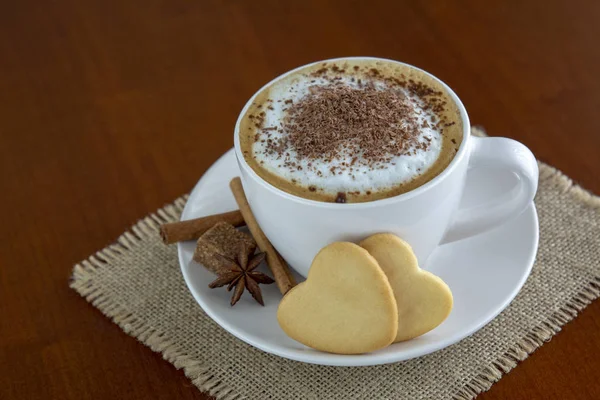 Φλυτζάνι Καπουτσίνο Κακάο Καρδιά Σχήμα Cookies Ένα Ρουστίκ Ξύλινο Τραπέζι — Φωτογραφία Αρχείου