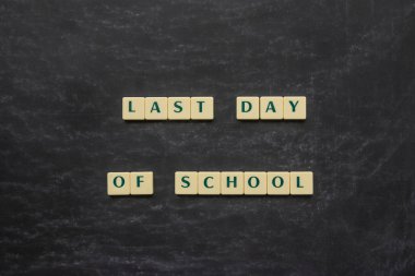 cips harflerle siyah kara tahta üzerinde okulun son günü