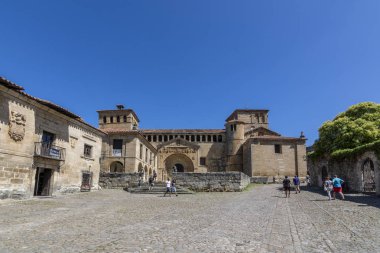 Santillana del Mar, Cantabria, İspanya; Temmuz 2016: Collegiate Kilisesi Santillana del Mar, bir yaz günü gelen turist