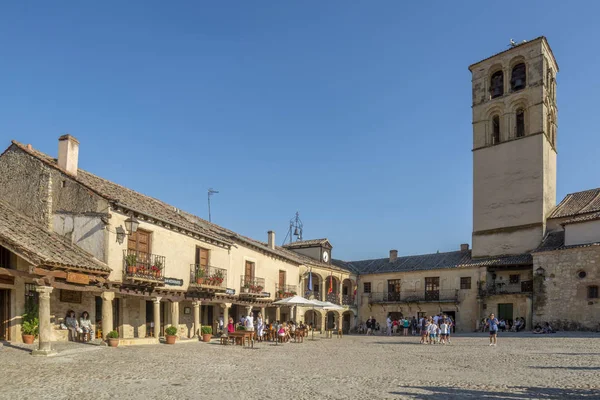 Pedraza, Segovia, İspanya; Temmuz 2015: Pedraza ana kare bir yaz günü turist