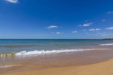 Portekiz Algarve kıyısında yaz aylarında yalnız beach