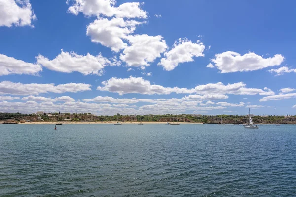 Vista Dal Mare Una Spiaggia Sulla Costa Portoghese Dell Algarve — Foto Stock