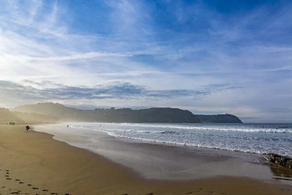 Villaviciosa, İspanya Asturias sahil üzerinde Beach'de Rodiles gün batımında