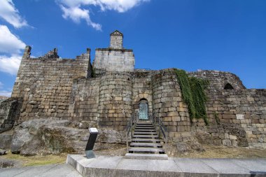 Castle Ribadaviavillage Ourense ili İspanya güneşli yaz gününde