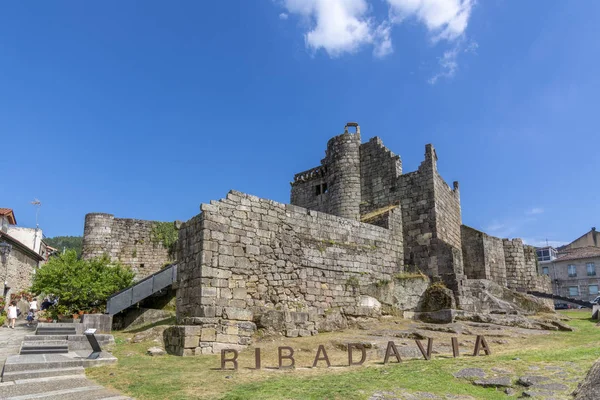 Ourense ili İspanya güneşli yaz gününde Ribadavia Castle village