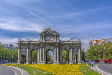 Madrid, İspanya, Nisan 2017: The Alcala Door (Puerta de Alcala) bir Madrid, İspanya, eski kapılardan biri