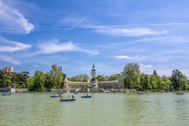 Madrid, İspanya - Nisan, 2017: Yapay göl ve Alfonso XII Retiro Park anıt Madrid ana konumlar vardır