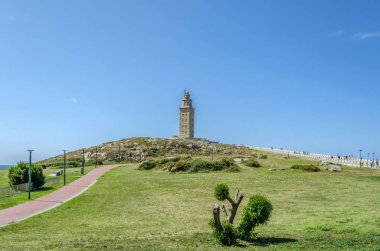 Coruna, Galiçya, İspanya, Ağustos 2015: Herkül kule bugün kullanılan en eski Roma deniz feneri olduğunu ve İspanya Atlantik kıyısında A Coruna üzerinden bakan.