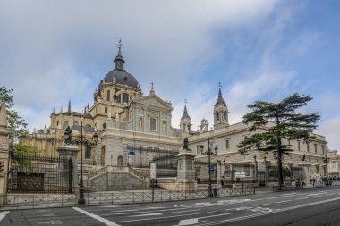 Madrid, İspanya, Mayıs 2015: Saint Mary Royal in La Almudena bir bulutlu gün Katedrali 