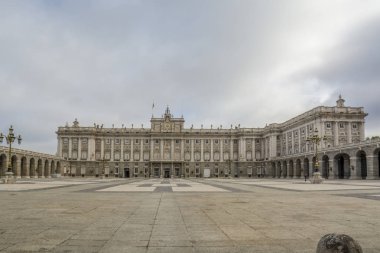 Madrid, İspanya, Mayıs 2015: Royal Palace of Madrid bir bulutlu gün görünümünü