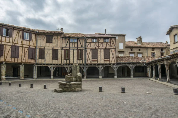 Lautrec (tarn, midi pyrenees, Fransa), yarı ahşap binalar ile ortaçağ köyü