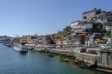 Porto, Portekiz, Ağustos 2014: Ribeira eski Dom Luis Köprüsü ve Douro nehir, Porto, Portekiz çeyrek görünümünü