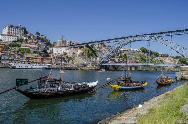 Porto, Portekiz, Ağustos 2014: Görünüm Douro nehrinin, Dom ben köprü Luis ve Ribeira (nehir), ile çeşitli deniz araçları, Porto, Portekiz
