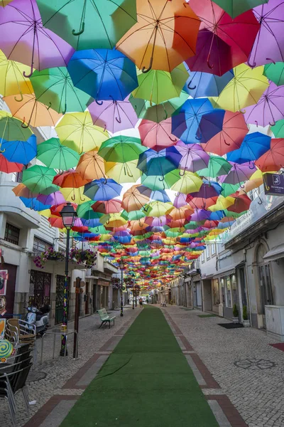 Agueda Portugal Augusti 2015 Skönheten Färgglada Paraplyer Dekorera Gatorna Agueda — Stockfoto