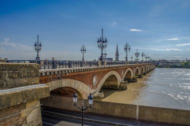 Bordeaux, Fransa, Eylül 2014: Pont de pierre, eski taşlı Bridge'de Bordeaux güzel yaz günü, Fransa
