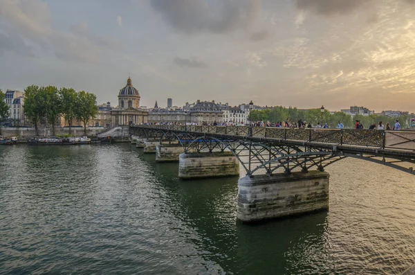 Parijs Frankrijk September 2014 Toeristen Pont Des Art Bij Zonsondergang — Stockfoto