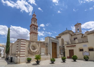 Écija, Sevilla, İspanya, Temmuz 2017: St John Baptist kilise çan kulesi Écija