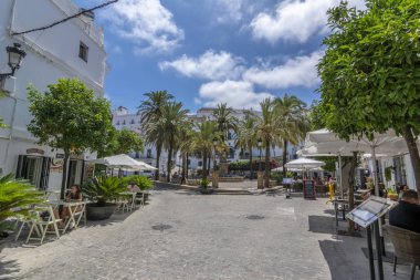 Vejer de la Frontera, Endülüs, İspanya, Temmuz 2017: Vejer de la Frontera ana meydanında Plaza de Espana, renkli seramik zemin ile güzel bir çeşme yer olduğunu
