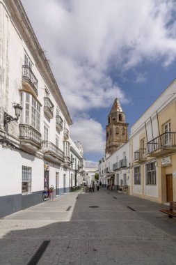 Medina Sidonia, Cadiz, İspanya, Temmuz, 2017: Medina Sidonia, İspanya arka planda kilise kule bir sokak.