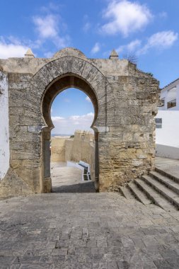 Medina Sidonia, Cadiz, İspanya Temmuz 2017: Arap kapı Medina Sidonia, Cadiz yüzyıl x.