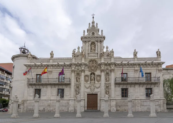 Valladolid, İspanya, Nisan, 2018: Valladolid, İspanya'da bina Üniversitesi Barok cephesi