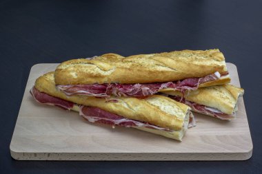 Ahşap ove Iberico jambonlu sandviç ev yapımı ekmek ile pişmiş