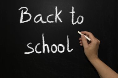 mektup geri beyaz tebeşir ile okula bir tahtaya yazma el