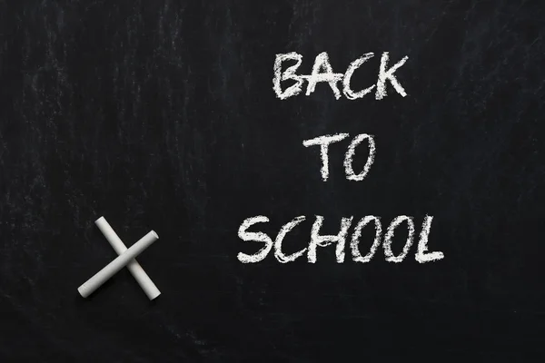 Terug Naar School Krijt Met Een Zwarte Schoolbord Achtergrond Geschreven — Stockfoto