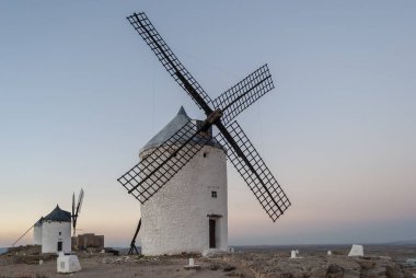 Consuegra, İspanyol bir simgesi yel değirmenleri güzel bir cazibe merkezi İspanya La Mancha bölgede ziyaret vardır. Bu rüzgar tahıl öğütmek için makineleri