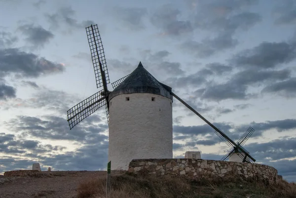 Närbild Berömda Väderkvarnarna Consuegra Vid Solnedgången Toledo Spanien — Stockfoto