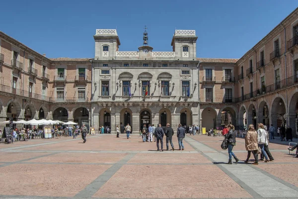 Ávila España Mayo 2013 Las Mujeres Caminan Plaza Armas Vila — Foto de Stock