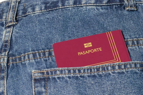Cep Mavi Denim Jean Pantolon Uluslararası Gezgin Kırmızı Pasaport — Stok fotoğraf