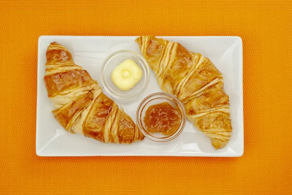 Croissants Con Mantequilla Mermelada Melocotón Visto Desde Arriba Sobre Fondo —  Fotos de Stock