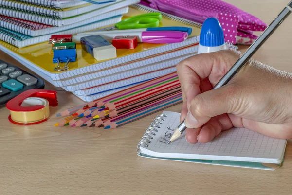 Preparar Lista Material Escolar Para Regresso Escola Numa Mesa Madeira — Fotografia de Stock