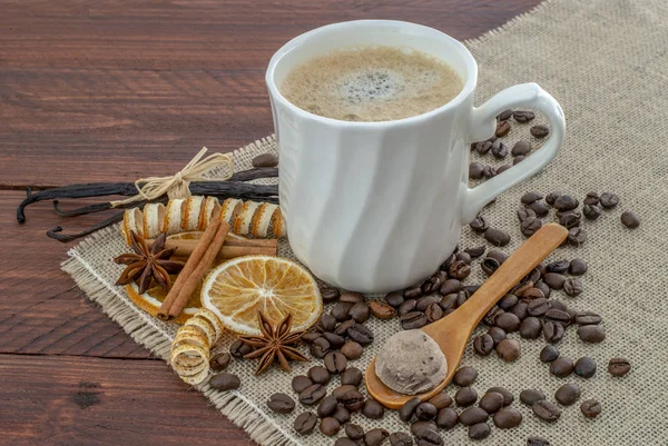 Heiße Kaffeetasse Mit Gerösteten Kaffeebohnen Auf Dem Holztisch Mit Büschel — Stockfoto