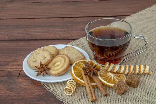 Taza Rojo Con Galletas Mantequilla Canela Anís Mesa Rústica Madera — Foto de Stock