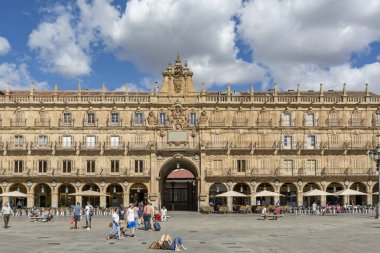 Salamanca, İspanya, Temmuz 2018: Plaza Mayor Salamanca, İspanya'nın Royal Pavilion önünde geziniyor turist