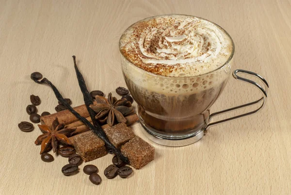 Kaffee Mit Sahne Und Kakao Mit Zimt Und Gewürzen Auf — Stockfoto