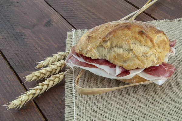 Iberischen Schinken Sandwich Mit Hausgemachtem Brot Holzofen Auf Einem Rustikalen — Stockfoto