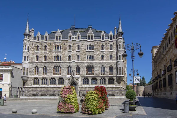 Leon Spanien Juli 2016 Turist Besöker Botines Palace Och Guzmanes — Stockfoto