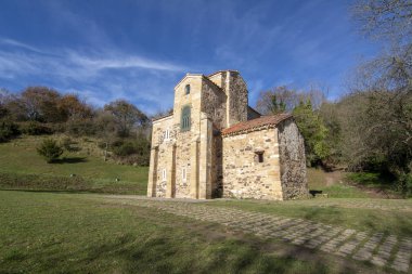 San Miguel kilise ya da St. Michael de Lillo Naranco mount, Santa Maria del Naranco-Oviedo, İspanya yakınındaki üzerinde bir Roma Katolik Kilisesi olduğunu