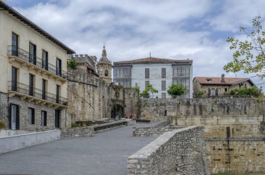 Tarihi kale stil taş Hondarribia şehir merkezinde eski bir giriş yaptı