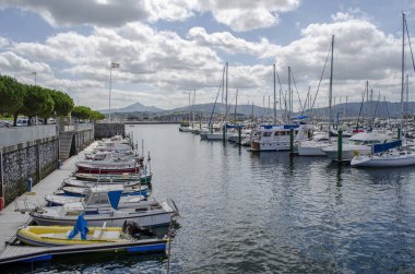 Hondarribia, Guipuzcoa, İspanya, Ağustos 2013: Marina Bask Ülkesi, İspanya Hondarribia kıyı kentinin demirleme Yatlar 