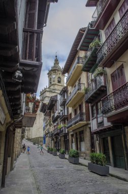 Hondarribia, Guipzcoa, İspanya, Ağustos 2013: Eski evler Hondarribia merkezi Fransız sınırı yakınındaki Gipuzkoa Bask ülke İspanya bir kasaba.