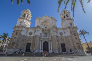 Cadiz, İspanya, Temmuz 2017: Santa Cruz Katedrali, Cadiz Andalucia, İspanya güneşli bir günde Cadiz şehrin tarihi merkezinde