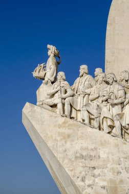 Lisboa, Portekiz Ağustos 2013: Keşifler Anıtı Tagus Nehri Haliç, Santa Maria de Belem, Lizbon sivil bucak kuzey kıyısında bir anıtıdır.