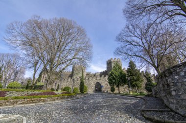 Bragança, Portekiz, Nisan 2016: Castle, güneşli gün, Portekiz Braganca tarihi merkezinde bulunan Braganca, Ortaçağ Kalesi