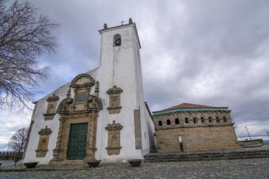 Bragança, Portekiz, Nisan 2016: Barok tarzı ve tarihi merkezinde Braganca, Domus municipalis Romanesk bina varsayım Kilisesi St Mary görünümünü,