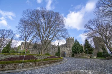 Bragança, Portekiz, Nisan 2016: Castle, bulutlu gün, Portekiz Braganca tarihi merkezinde bulunan Braganca, Ortaçağ Kalesi