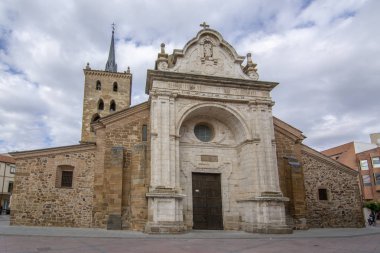 Benavente, Zamora, İspanya, Haziran 2017: Romanesk Cephesi beş yarım daire biçimli apsisli ve Kulesi ile bazı kilise, Santa Maria del Azogue içinde Benavente, bulunan farklı mimari stilleri göster 